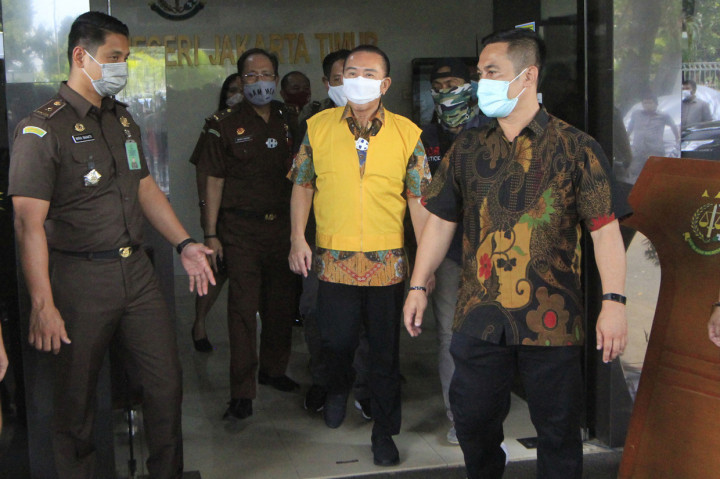 Tersangka kasus surat jalan palsu Joko Soegiarto Tjandra atau Djoko Tjandra (kedua kanan) berjalan saat pelimpahan tahap II, di Kantor Kejaksaan Negeri Jakarta Timur, Jakarta.