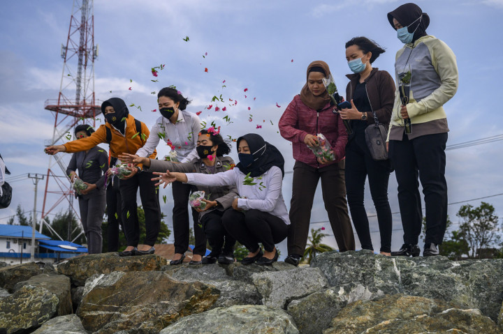 Tabur bunga itu untuk mendoakan dan mengenang rekan mereka yang menjadi korban terjangan tsunami pada 28 September 2018 atau tepat dua tahun lalu. Puluhan anggota kepolisian dinyatakan hilang pada peristiwa tersebut. ANTARA Foto/Basri Marzuki