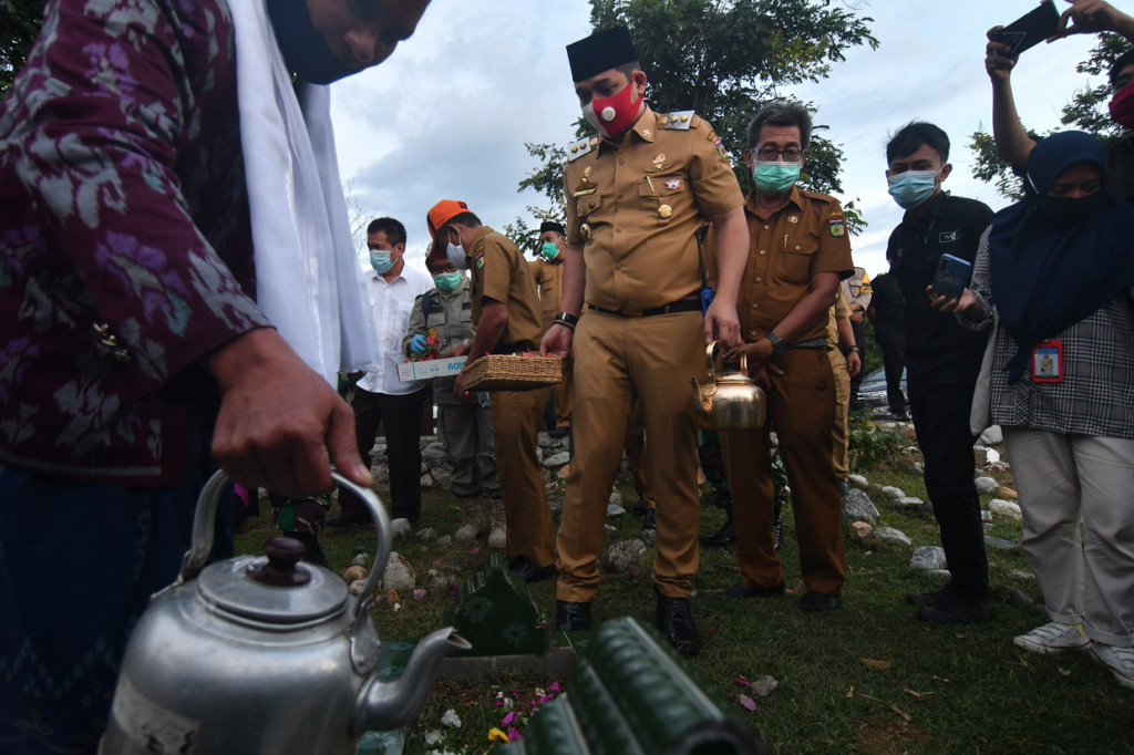 Pelaksana Tugas Wali Kota Palu Sigit Purnomo Said atau Pasha Ungu (keempat kanan) saat berziarah ke makam massal korban bencana gempa, tsunami dan likuefaksi, di Kelurahan Poboya, Palu, Sulawesi Tengah. ANTARA Foto/Mohamad Hamzah