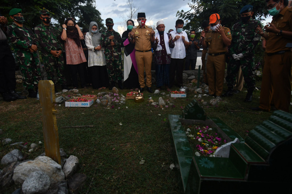 Ziarah tersebut untuk mengenang serta mendoakan para korban bencana gempa, tsunami, dan likuefaksi yang melanda Kota Palu, Sigi dan Donggala pada 28 September 2018 yang mengakibatkan ribuan warga meninggal dunia. ANTARA Foto/Mohamad Hamzah
