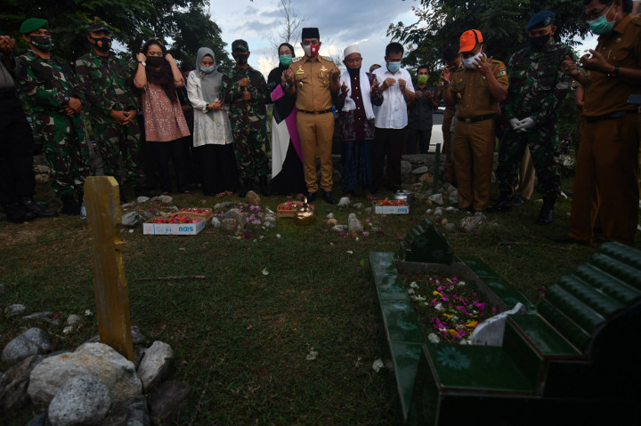 Ziarah tersebut untuk mengenang serta mendoakan para korban bencana gempa, tsunami, dan likuefaksi yang melanda Kota Palu, Sigi dan Donggala pada 28 September 2018 yang mengakibatkan ribuan warga meninggal dunia. ANTARA Foto/Mohamad Hamzah