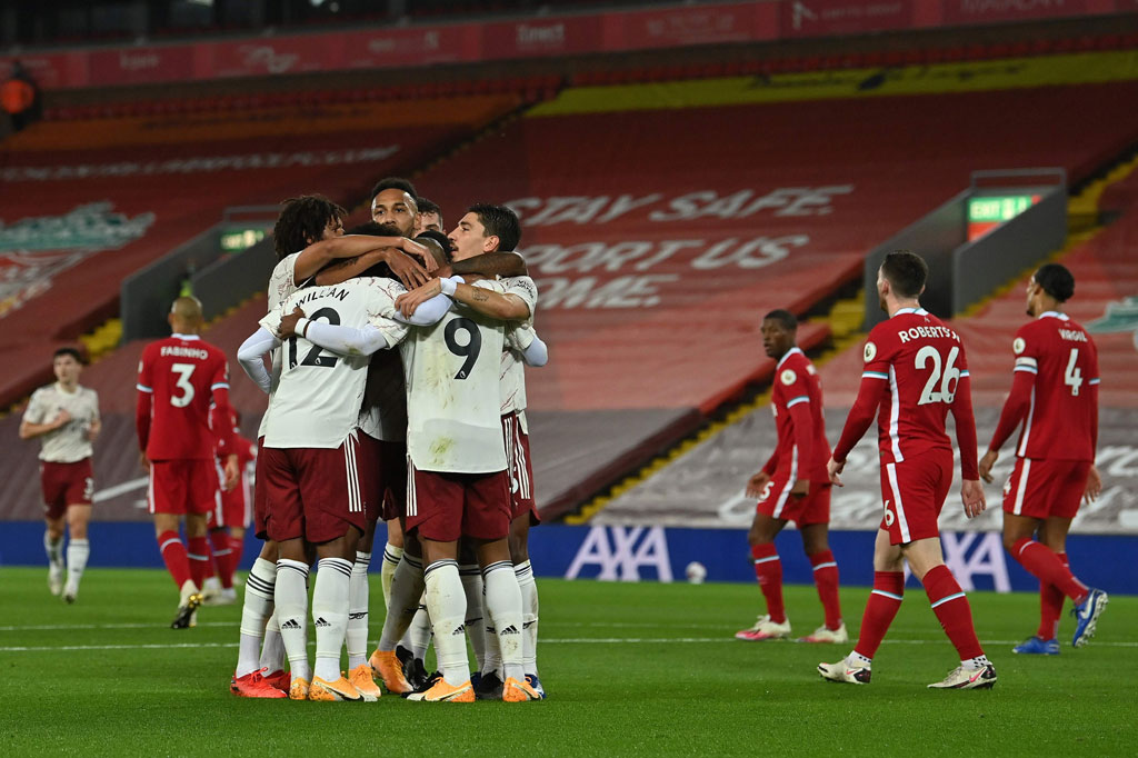 Tren blunder lini belakang Liverpool yang terjadi di pertemuan terakhir kontra Arsenal di Liga Inggris musim lalu berlanjut, ketika Andy Robertson gagal menyapu bola dan si kulit bundar mengarah ke Alexandre Lacazette yang berdiri bebas untuk kemudian menjebol gawang tuan rumah pada menit ke-25.