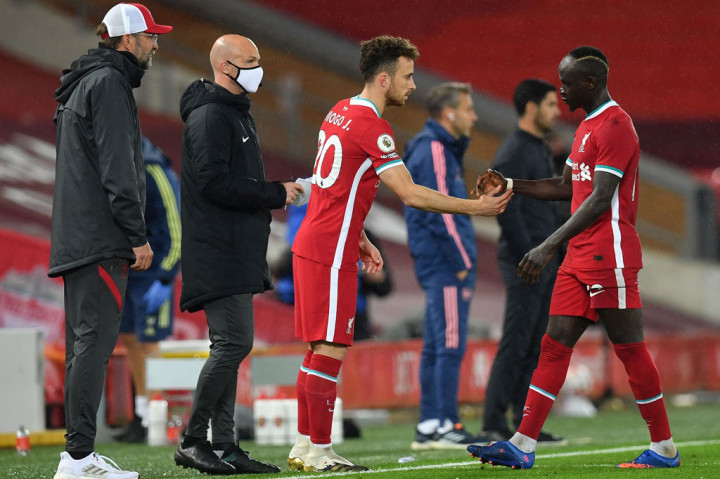 Setelah banyak peluang tak berbuah, Juergen Klopp mengirim masuk Diogo Jota menggantikan Mane pada menit ke-80. Dan keputusan itu terbukti mujarab sebab penyerang Portugal itu segera menciptakan dua peluang kendati belum berbuah gol.