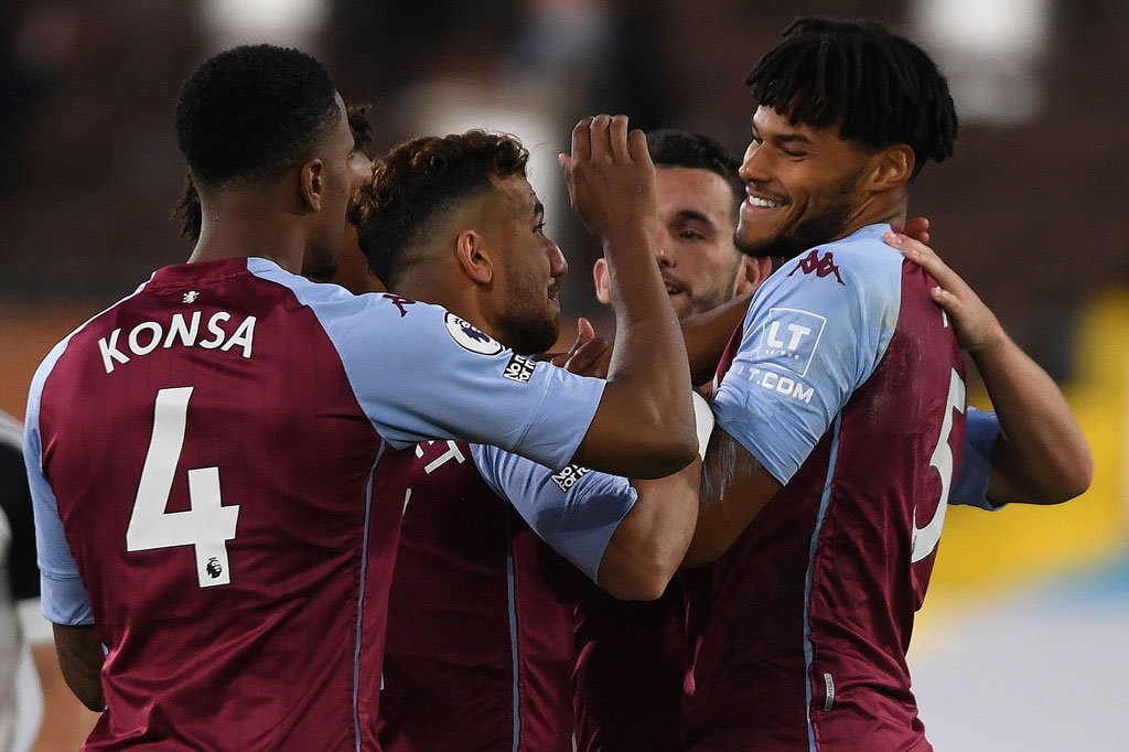 Tyrone Mings meluapkan kegembiraan bersama rekan-rekan setimnya.