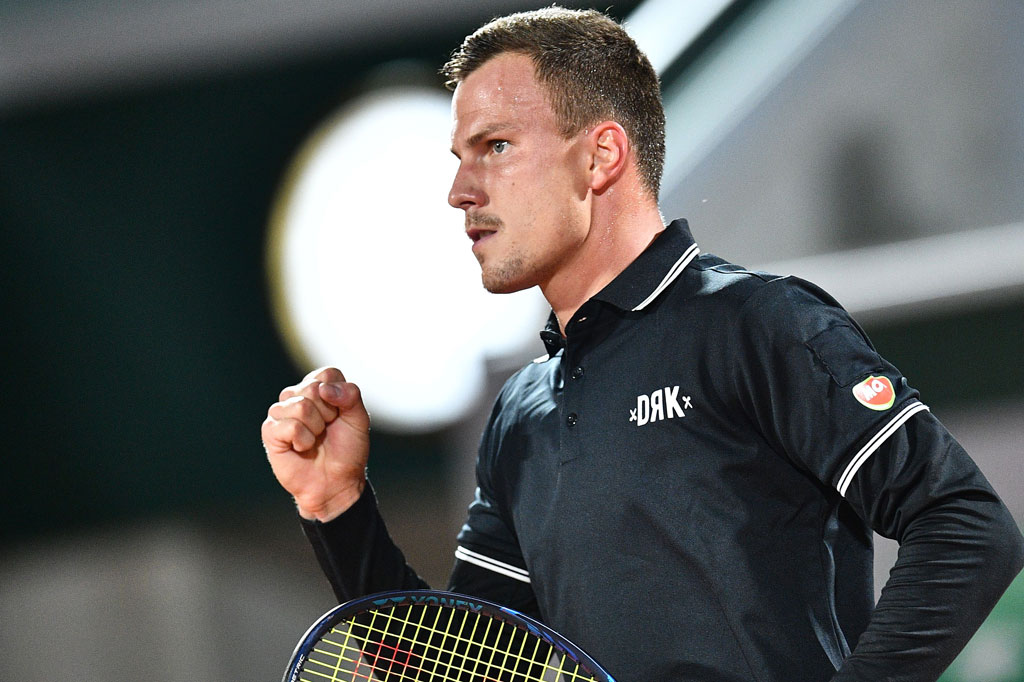 Petenis Rusia tersebut kalah di babak pertama dari petenis Hungaria Marton Fucsovics dengan skor 4-6, 6(3)-7, 6-2, 1-6.