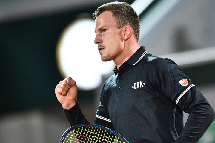Petenis Rusia tersebut kalah di babak pertama dari petenis Hungaria Marton Fucsovics dengan skor 4-6, 6(3)-7, 6-2, 1-6.