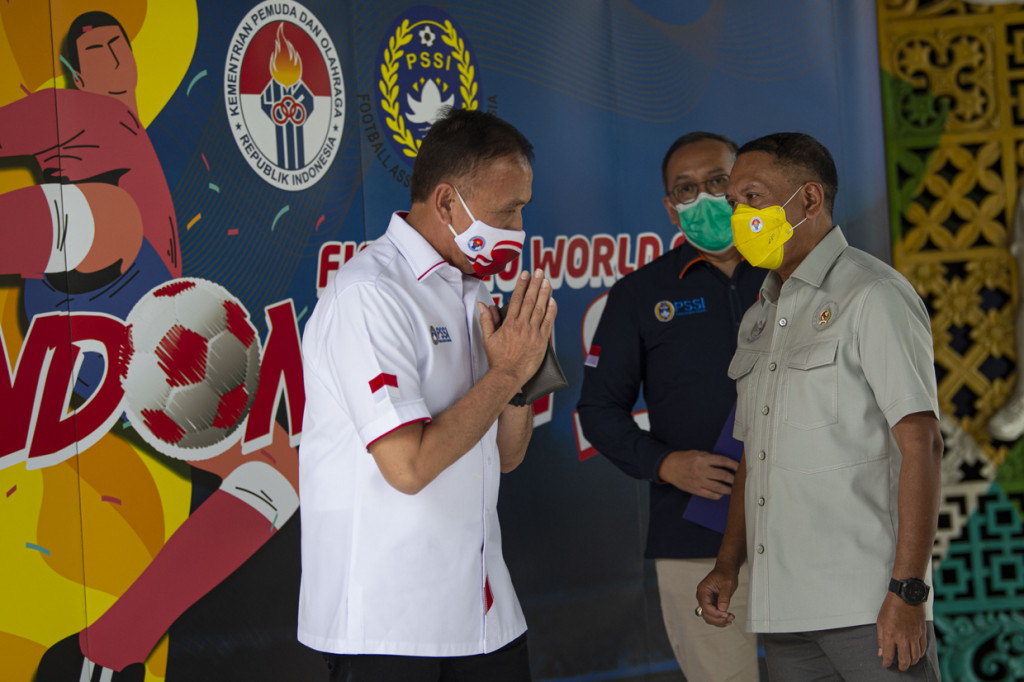 Menpora Zainudin Amali (kanan) didampingi Ketua Umum PSSI Mochamad Iriawan (kiri) dan Direktur Utama PT Liga Indonesia Baru (LIB) Akhmad Hadian Lukita (tengah) bersiap menyampaikan paparan dalam konferensi pers terkait penyelenggaraan kompetisi sepak bola nasional di Jakarta.
