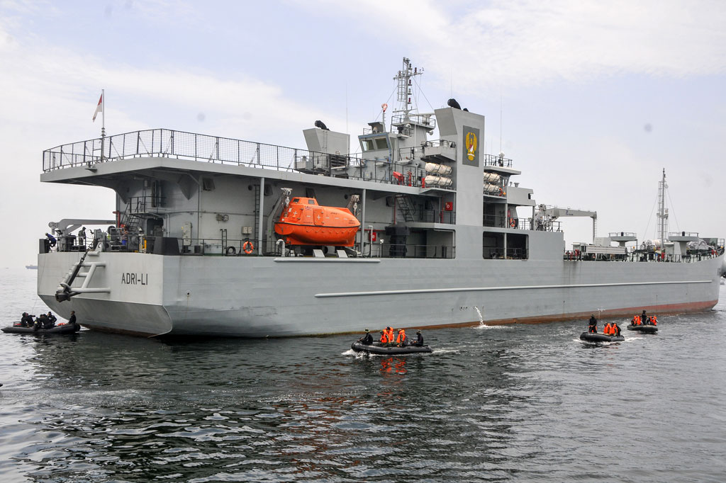 Sejumlah prajurit TNI AD melakukan simulasi penyelamatan kapal ADRI (Angkatan Darat Republik Indonesia) lima satu yang mengalami kendala di perairan Tanjung Priok, Jakarta Utara, Selasa, 29 September 2020. 