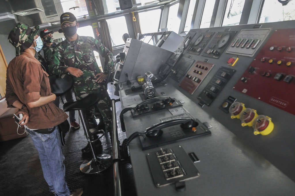 Jurnalis mendengarkan penjelasan dari Prajurit TNI AD saat memperkenalkan alutsista kapal terbaru ADRI (Angkatan Darat Republik Indonesia) lima dua di Satangair Pusbekangad, Tanjung Priok, Jakarta Utara.