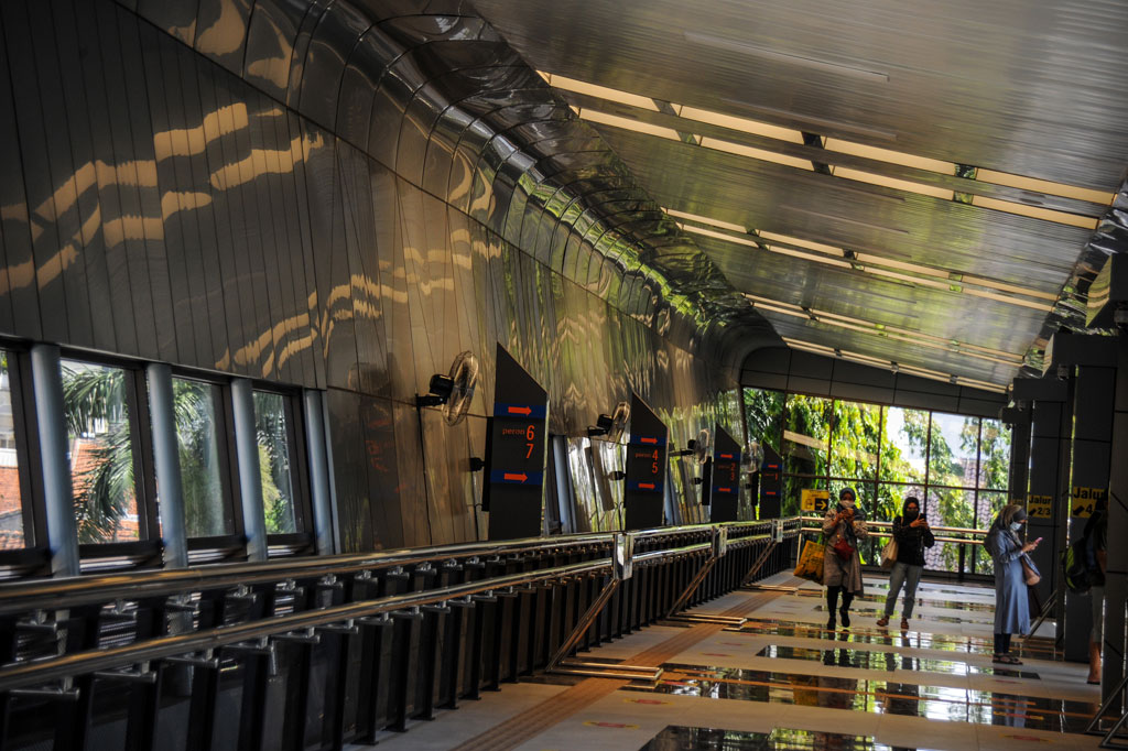 Sejumlah calon penumpang berada di sky bridge yang merupakan fasilitas baru dari Stasiun Bandung, Jawa Barat, Selasa, 29 2020. 