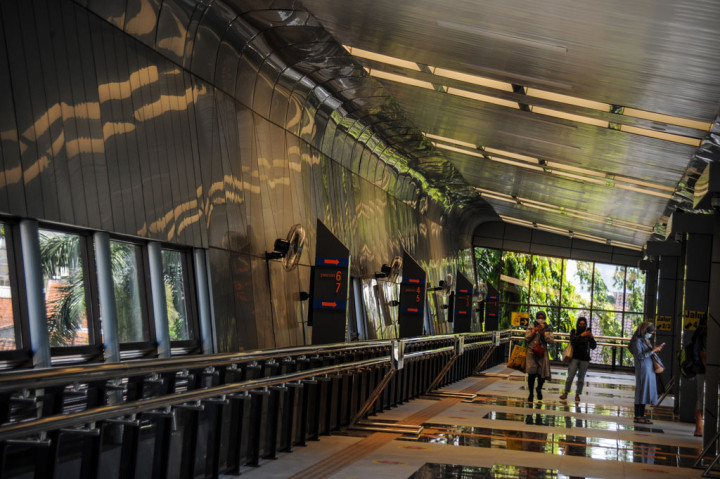 Sejumlah calon penumpang berada di sky bridge yang merupakan fasilitas baru dari Stasiun Bandung, Jawa Barat, Selasa, 29 2020. 