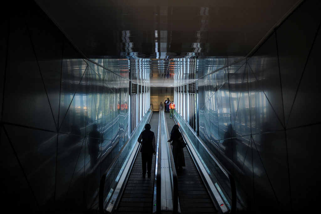 Sky bridge tersebut dibangun sejak Desember 2019 dengan panjang 73,5 meter dan tinggi 7,4 meter dengan 5 gate, dan masing-masing memiliki dua travelator untuk naik dan turun.