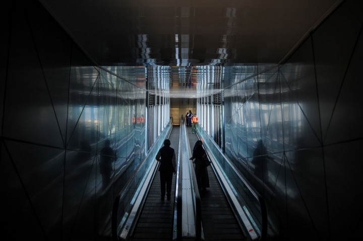 Sky bridge tersebut dibangun sejak Desember 2019 dengan panjang 73,5 meter dan tinggi 7,4 meter dengan 5 gate, dan masing-masing memiliki dua travelator untuk naik dan turun.