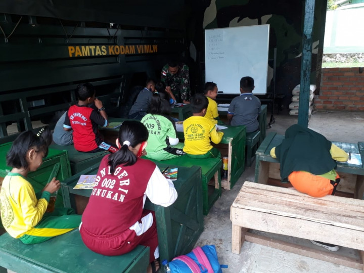 Pemberian materi oleh tenaga pendidik disesuaikan dengan tingkat kelas mereka waktu masih sekolah dengan cara pembimbingan masing-masing anak per tingkat kelas.