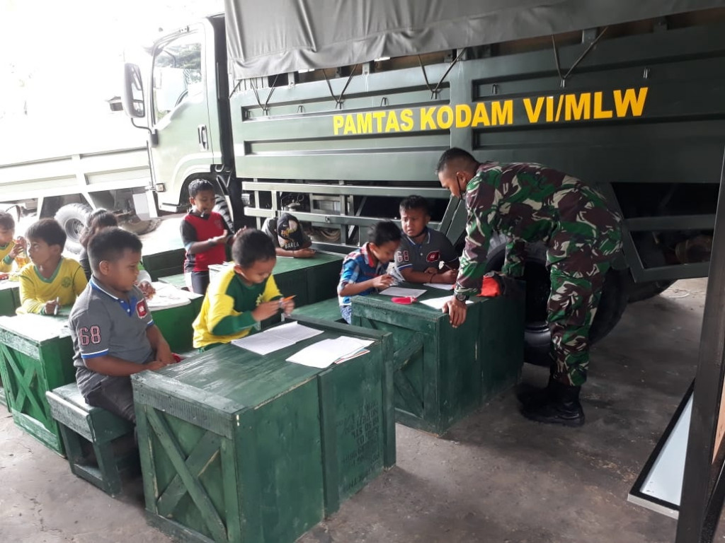 Komandan satgas Pamtas Yonif 623/BWU Letkol Inf Yordania, mengatakan bahwa kegiatan belajar bersama anak-anak sekitar pos Kotis dan tenaga pendidik tersebut untuk memberikan aktivitas yang positif kepada anak-anak tersebut sehingga tidak lupa dengan pelajaran di sekolah di tengah pandemi covid-19.
