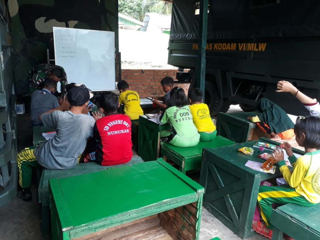Anggota Pos Kotis Satgas Pamtas Yonif 623/BWU di Nunukan, Kalimantan Utara mengumpulkan anak-anak di sekitar pos untuk belajar bersama tenaga pendidik Satgas Pamtas. 
