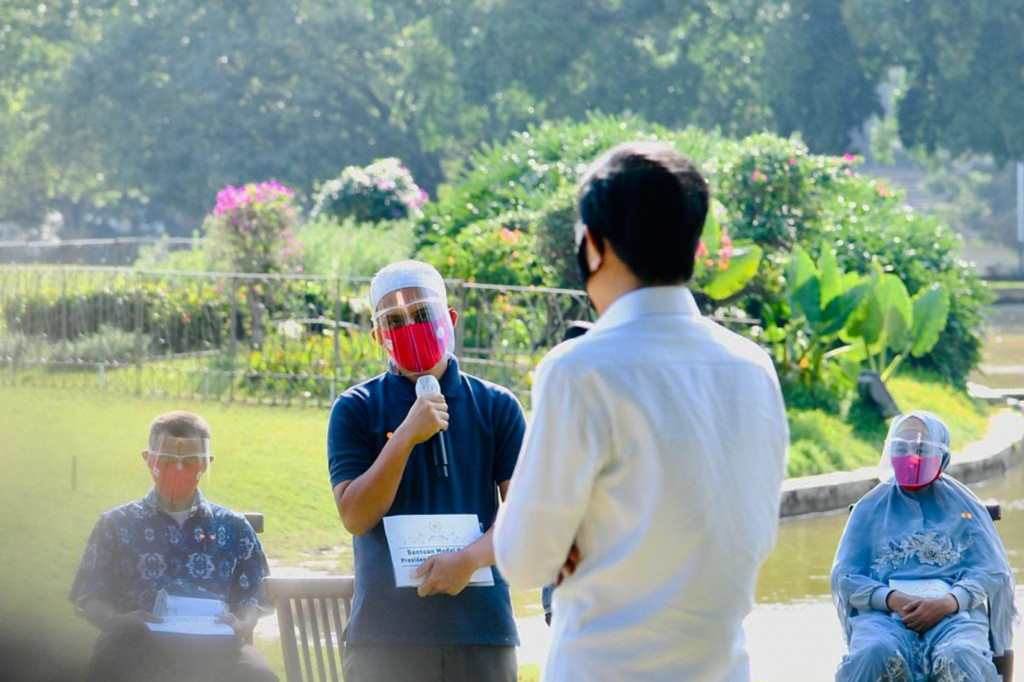 Presiden Jokowi menyampaikan kepada pelaku usaha tersebut untuk jangan patah semangat dan mengajak untuk disiplin menerapkan protokol kesehatan saat berniaga.