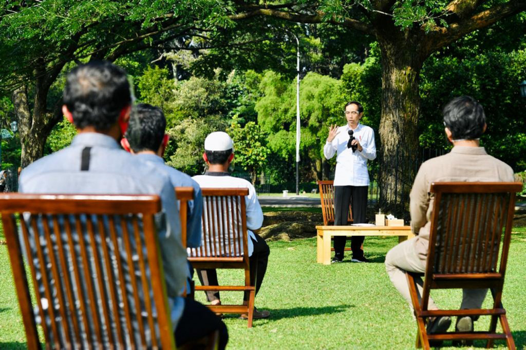 Presiden Joko Widodo menyerahkan bantuan modal kerja (BMK) kepada 63 pengusaha mikro dan kecil masing-masing Rp2,4 juta di halaman Istana Kepresidenan Bogor.