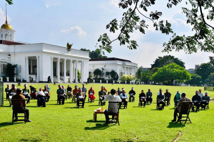 Pada acara penyerahan bantuan tersebut, presiden didampingi oleh Menteri Sekretaris Negara Pratikno dan Menteri Koperasi dan Usaha Kecil dan Menengah Teten Masduki.