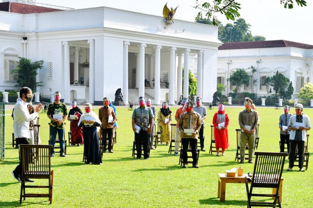 Pemberian BMK itu dilakukan dalam dua sesi penyerahan untuk menghindari kerumunan dan memudahkan penerapan ketat protokol kesehatan.