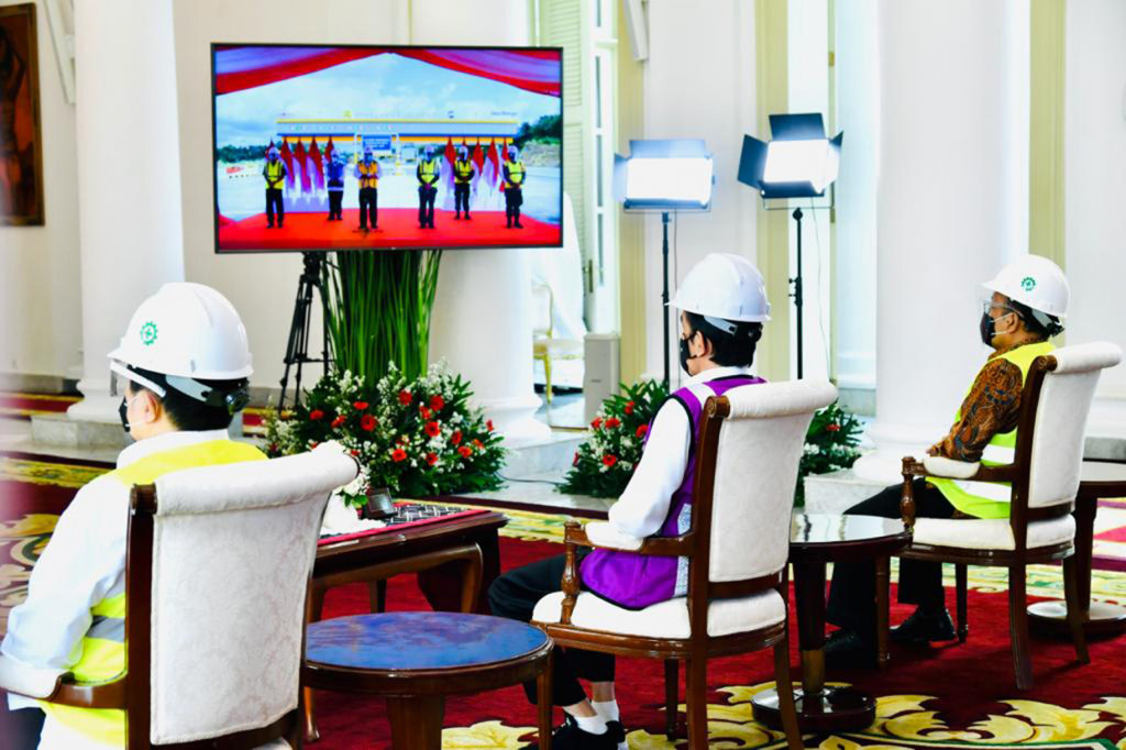 Jokowi tersambung lewat konferensi video dengan Menteri PUPR Basuki Hadimuljono dan para pejabat lainnya di Gerbang Tol (GT) Manado. 