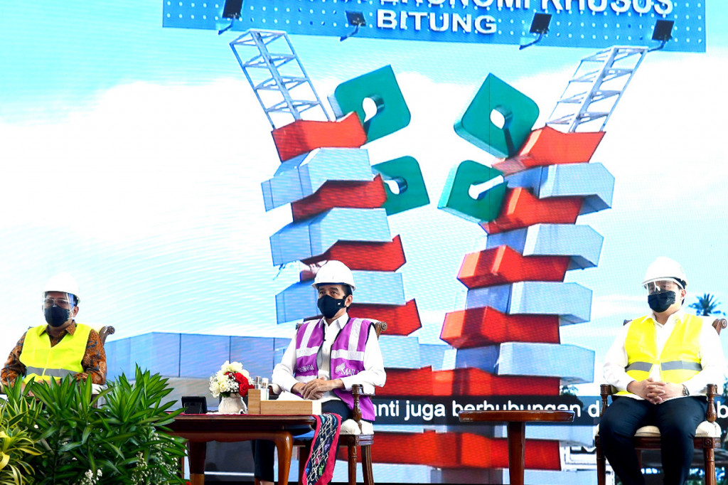 Layar di belakang Jokowi juga menampilkan gambar dari GT Manado sehingga membuatnya seolah hadir langsung di lokasi.