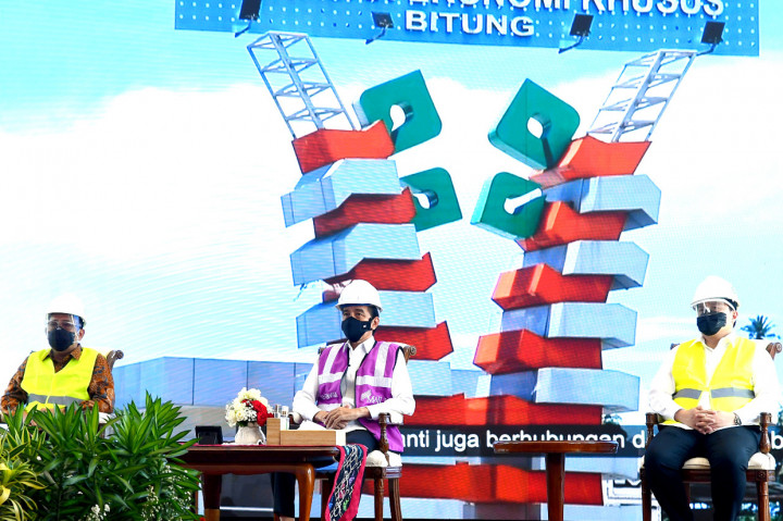 Layar di belakang Jokowi juga menampilkan gambar dari GT Manado sehingga membuatnya seolah hadir langsung di lokasi.