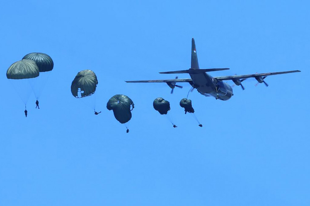 Sejumlah prajurit TNI AU terjun dari pesawat Hercules TNI AU ketika mengikuti Latihan Puncak Komando Operasi Angkatan Udara II Sikatan Daya 2020, di AWR Pandanwangi Lumajang, Jawa Timur.
