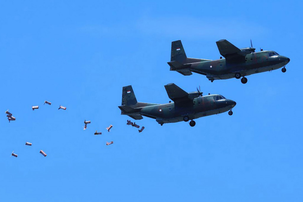 Pesawat Hercules TNI AU mengikuti Latihan Puncak Komando Operasi Angkatan Udara II Sikatan Daya 2020, di AWR Pandanwangi Lumajang, Jawa Timur.
