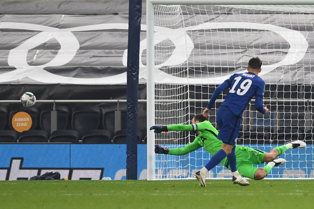 Sedangkan Chelsea yang mendapat giliran kedua menyarangkan bola melalui Tammy Abraham, Azpilicueta, Jorginho dan Emerson. Sayang, Mason Mount yang menjadi algojo terakhir tendangannya menyerempet tiang gawang sehingga memastikan langkah Tottenham ke babak perempat final.