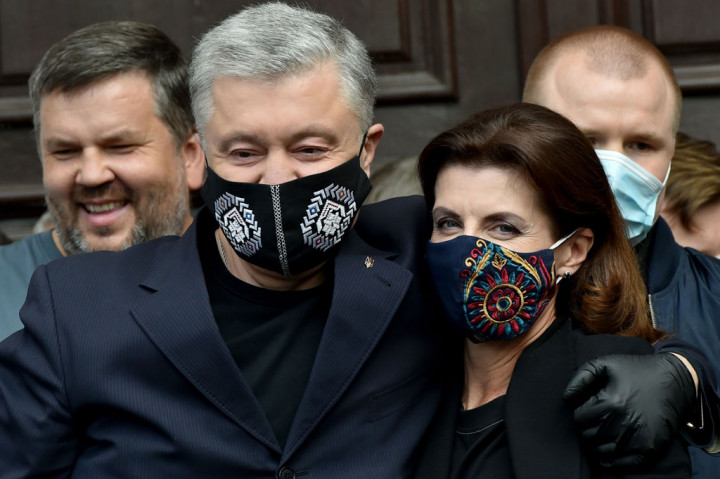 Mantan Presiden Ukraina Petro Poroshenko mengatakan bahwa dirinya terpapar virus korona jenis baru (covid-19), tulisnya di akun Facebook pada Selasa, 29 September 2020 waktu setempat.