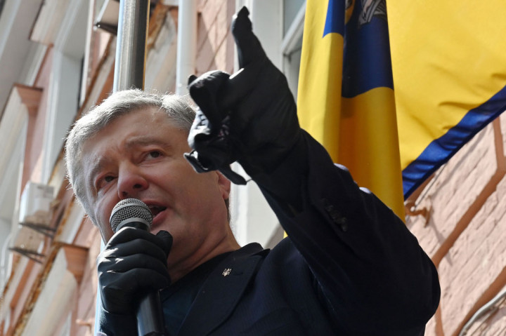 Pria berusia 55 tahun itu dilantik menjadi presiden setelah aksi protes berdarah Maidan 2014 dan berkuasa hingga 2019.