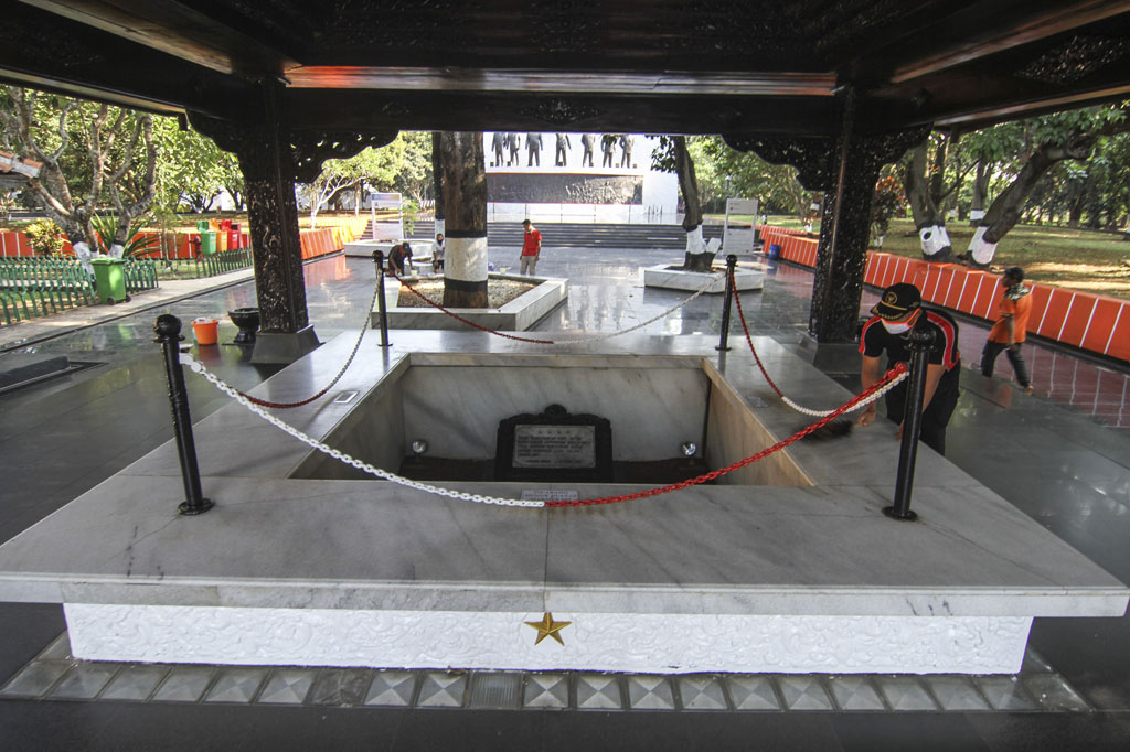 Petugas sibuk membersihkan area monumen Pancasila Sakti di Lubang Buaya, Jakarta Timur. Pembesihan meliputi arena monumen dan patung-patung peristiwa G30S/PKI.