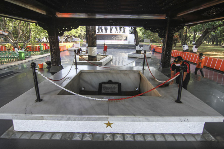 Petugas sibuk membersihkan area monumen Pancasila Sakti di Lubang Buaya, Jakarta Timur. Pembesihan meliputi arena monumen dan patung-patung peristiwa G30S/PKI.