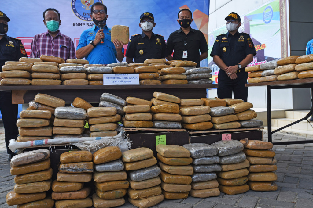 Kepala Badan Narkotika Nasional (BNN) Provinsi Banten Hendri Marpaung (ketiga kiri) didampingi staf memperlihatkan barang bukti paket ganja kering saat rilis penyelundupan ganja dari Aceh di Serang, Banten.