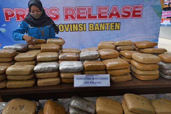 Petugas BNNP Banten menangkap anggota jaringan pengedar ganja berinisial AS dan menyita 301 kilogram ganja kering yang akan diedarkan di Pulau Jawa dan Bali.