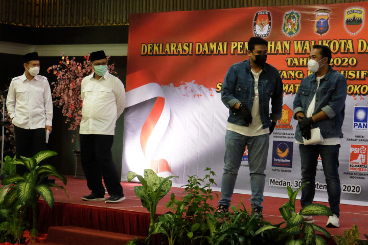 Pasangan calon Wali Kota-Wakil Wali Kota Medan nomor urut satu Akhyar Nasution (kedua kiri)-Salman Alfarisi (kiri) dan nomor urut dua Bobby Nasution (kedua kanan)-Aulia Rahman (kanan) mengikuti Deklarasi Damai Pilkada, di Medan, Sumatera Utara.