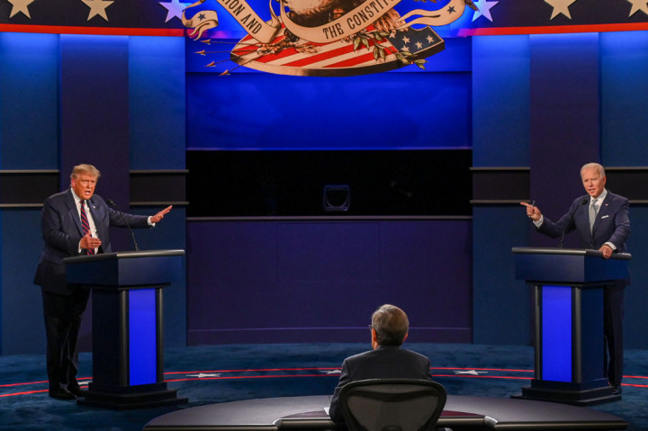 Dalam debat berdurasi 90 menit itu, Trump berulang kali menimpali pernyataan Biden dan juga moderator Chris Wallace dari Fox News, ketika keduanya tengah berbicara.