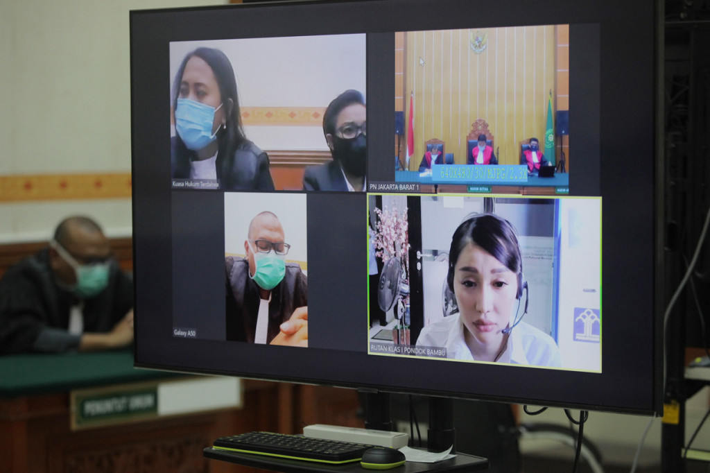 Majelis Hakim menjatuhkan vonis penjara selama satu tahun enam bulan terhadap terdakwa Lucinta Luna dan denda sebesar Rp10 juta rupiah atas penyalahgunaan narkoba. 