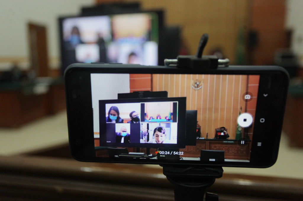 Layar elektronik menayangkan sidang pembacaan Vonis kasus penyalahgunaan narkotika dengan artis Lucinta Luna secara virtual di Pengadilan Negeri Jakarta Barat, Jakarta.