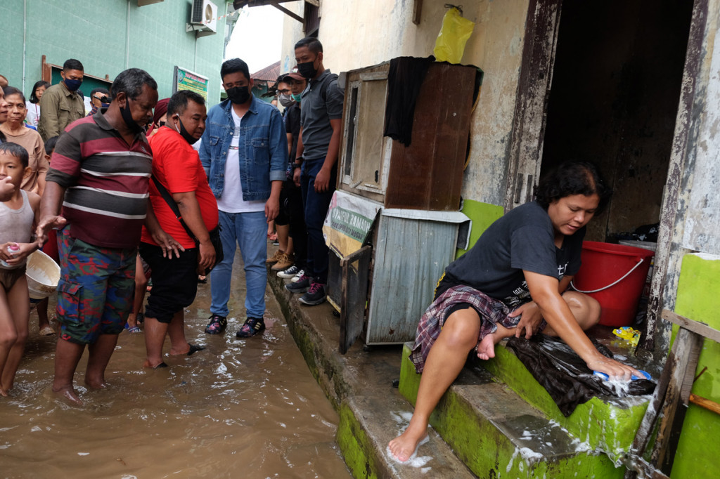 Bobby Nasution meninjau lokasi banjir tersebut guna mendengarkan keluhan masyarakat yang tinggal di pinggiran sungai sekaligus mencari solusi untuk mengatasi banjir yang kerap terjadi di kawasan itu. 
