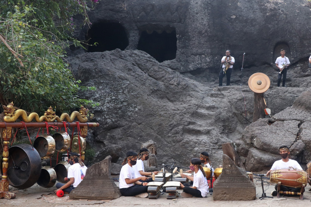 Pentas musik kontemporer yang dipadukan dengan gamelan tersebut disiarkan secara virtual sebagai upaya pemerintah daerah setempat mempromosikan wisata Gua Selomangleng.