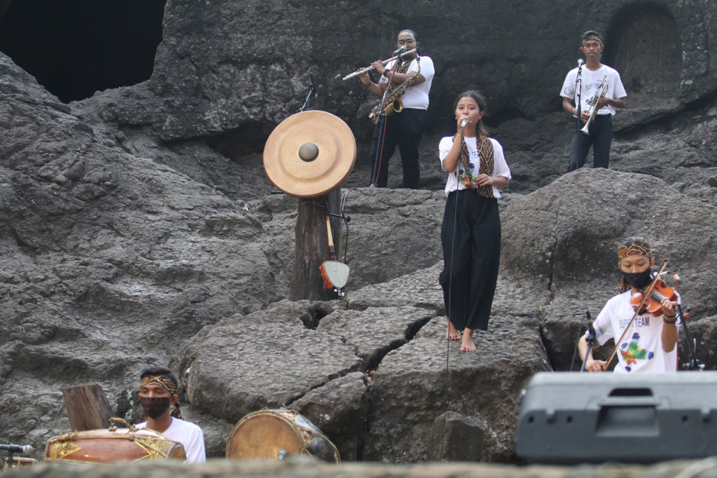 Pelajar dari sanggar Gamelan Guntur memainkan musik di kawasan wisata Gua Selomangleng, Kota Kediri, Jawa Timur.