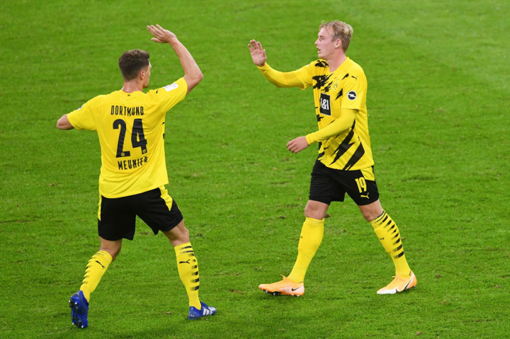 Dortmund yang telah tertinggal dua gol mampu memperkecil ketertinggalan. Diawali kesalahan Benjamin Pavard yang kehilangan bola, Julian Brandt mengakhiri serangan Dortmund dengan tembakan keras yang menembus gawang Manuel Neuer dan mengubah kedudukan menjadi 2-1.