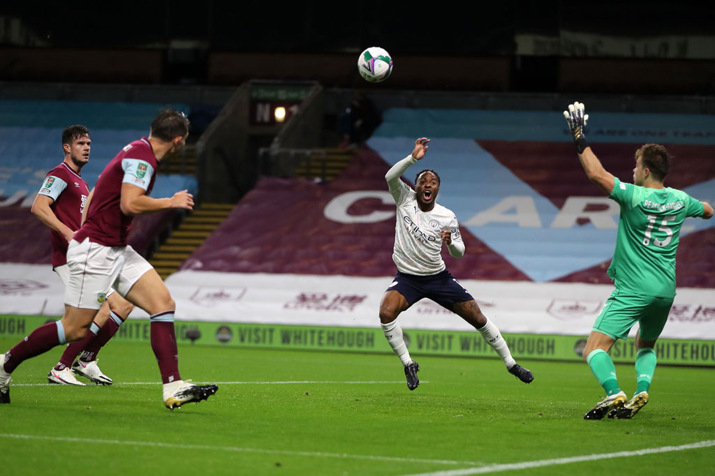 Kendati menutup pertandingan dengan catatan dua gol dan satu assist, Raheem Sterling membuang peluang emas City hanya sembilan menit setelah laga dimulai, saat menyambar umpan silang Ferran Torres. Sayang bola masih melebar.