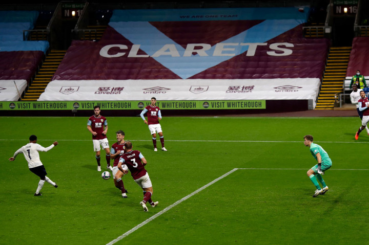 Setelah lima peluang terbuang lain, City akhirnya membuka keunggulan pada menit ke-35 lewat sepakan keras kaki kiri Sterling menyambar umpan silang Benjamin Mendy.