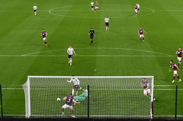 Empat menit memasuki babak kedua, Sterling mencetak gol keduanya memanfaatkan umpan tarik Torres demi menggandakan keunggulan City.