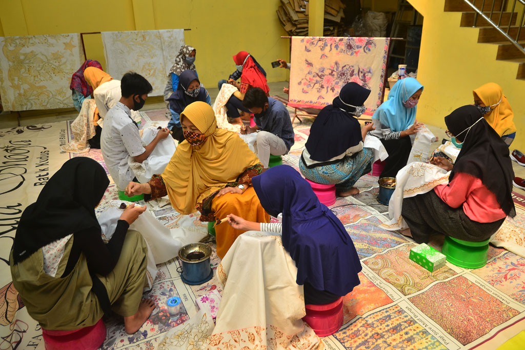 Kegiatan pelatihan membatik yang diadakan perajin batik tersebut selain dalam rangka menyambut Hari Batik Nasional sekaligus sebagai upaya regenerasi kepada generasi muda. 