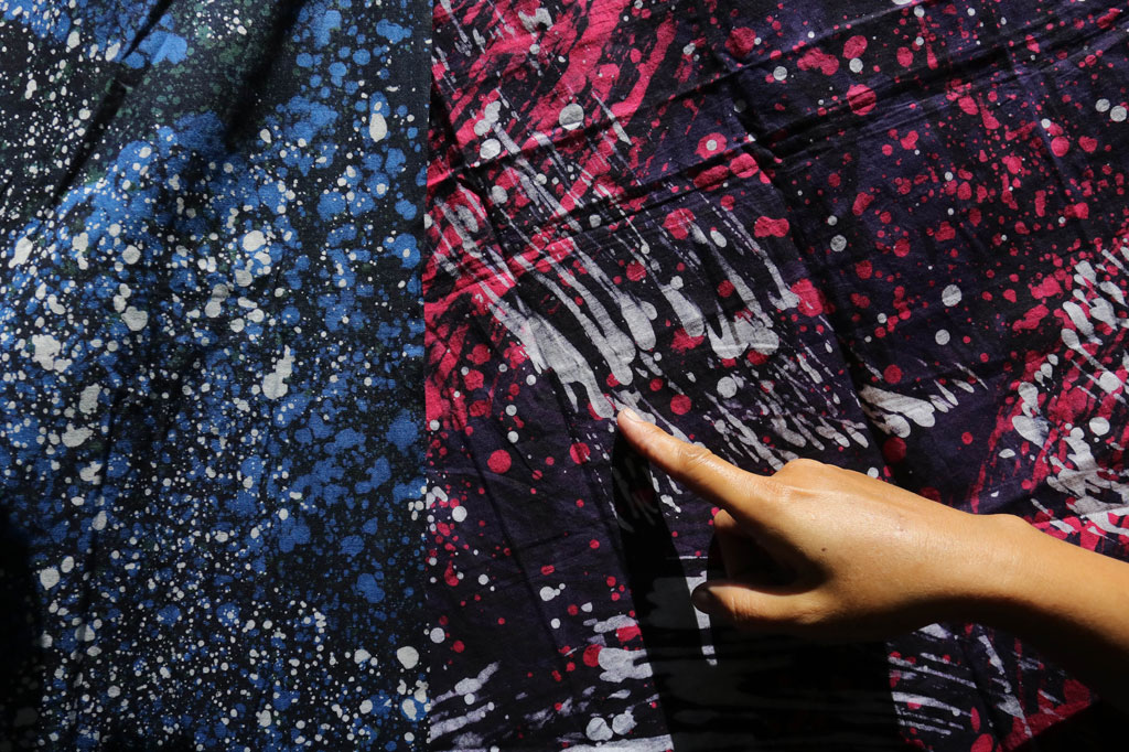 Tempat usaha yang memberdayakan ibu-ibu di kampung tersebut memproduksi batik dengan teknik goresan sapu lidi.