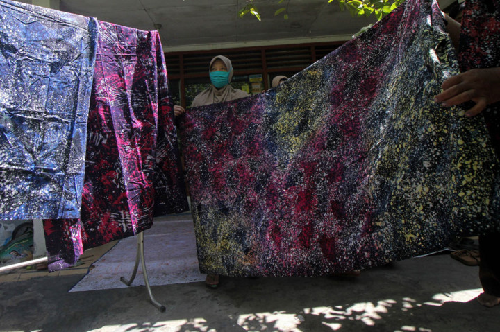 Batik teknik sapu lidi tersebut telah dipasarkan ke sejumlah daerah dengan harga Rp150.000 sampai Rp400.000 per lembar tergantung tingkat kesulitannya.